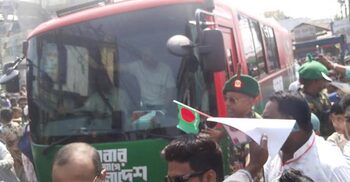 প্রধানমন্ত্রীকে একনজর দেখতে পেয়ে উচ্ছ্বসিত নেতাকর্মীরা