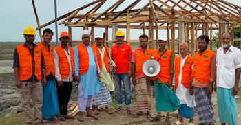 নোয়াখালীতে গুঁড়ি গুঁড়ি বৃষ্টি, প্রস্তুত ৪৬৩ আশ্রয়কেন্দ্র