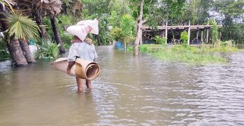 নোয়াখালীতে কমছে পানি, এখনো আশ্রয়কেন্দ্রে লক্ষাধিক মানুষ