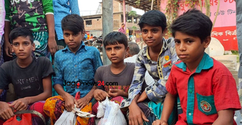 সংসার চালাতে ওদের হাতেও কাস্তে