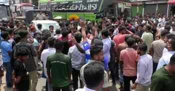 নোয়াখালীতে মাইক্রোস্ট্যান্ড উচ্ছেদে গিয়ে অবরুদ্ধ ম্যাজিস্ট্রেট