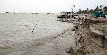 হাতিয়ায় প্রস্তুত ২৪২ আশ্রয়কেন্দ্র, নৌ-চলাচল বন্ধ