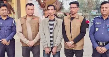 নোয়াখালিতে একাধিক মামলার আসামি বাবা-ছেলে গ্রেফতার, অস্ত্র উদ্ধার