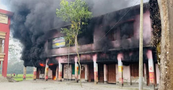 নোয়াখালীতে ভোটকেন্দ্রের পাশের বিদ্যালয়ে আগুন