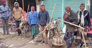 তীব্র শীতে বিপাকে নিম্নআয়ের লোকজন