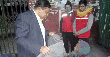 শীতে ছিন্নমূল মানুষের পাশে আওয়ামী লীগ নেতা