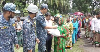 ভোলায় অসহায় ও দুস্থদের মাঝে নৌবাহিনীর ত্রাণ বিতরণ