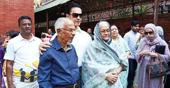 নোবেলের সঙ্গে বাবা-মা, ছবি তুলেছেন ভোটারদের সঙ্গেও