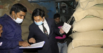 চাল মজুত করায় মিল মালিককে ৩ লাখ টাকা জরিমানা