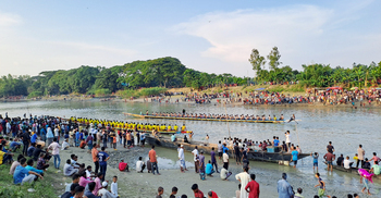 জামালপুরে হয়ে গেলো নৌকাবাইচ, দেখলো হাজারো মানুষ