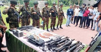 নোয়াখালীতে থানার লুণ্ঠিত ৯০১ অস্ত্র-গুলি উদ্ধার