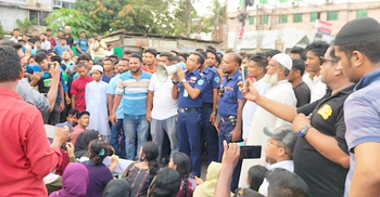 নোয়াখালীতে মা-মেয়ে হত্যার বিচার দাবিতে সড়ক অবরোধ