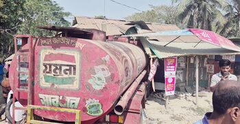 নোয়াখালীতে নিয়ন্ত্রণ হারিয়ে তেলের ট্রাক দোকানে, ব্যবসায়ী নিহত