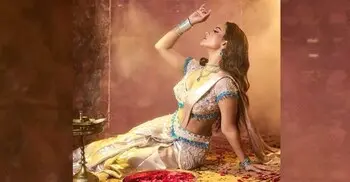 আলো-ছায়ার ক্যানভাসে লাস্যময়ী নুসরাত ফারিয়া