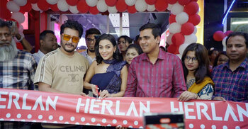 মিরপুরে ‘হারল্যান স্টোর’ উদ্বোধন করলেন নুসরাত ফারিয়া