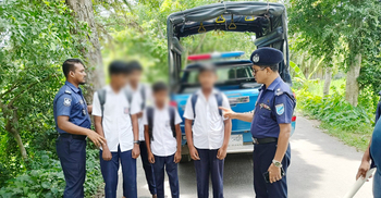 ক্লাস ফাঁকি দিয়ে নদীর পাড়ে আড্ডা, বুঝিয়ে স্কুলে ফেরালেন ওসি