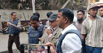ফুল দিতে এসে ঢাবি শিক্ষক ‘আটক’, পুলিশ বললো ভিন্ন কথা