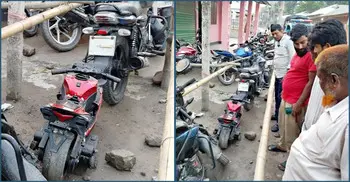 পাম্পে তেল নিতে লাইনে খেলনা মোটরসাইকেল!