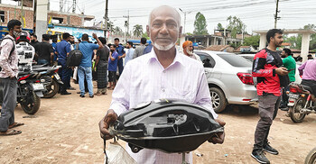 মোটরসাইকেলের ট্যাংক নিয়ে পাম্পে দুই ব্যক্তি, তবুও পেলেন না তেল