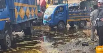 সিদ্ধিরগঞ্জে পাইপ ফেটে ভোজ্যতেল সড়কে, সংগ্রহে মানুষের হিড়িক