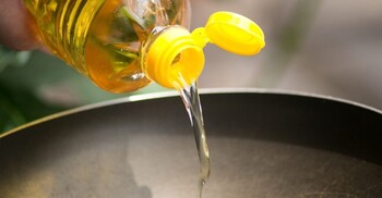 নিম্নআয়ের মানুষদের জন্য কেনা হচ্ছে ৩ কোটি লিটার ভোজ্যতেল