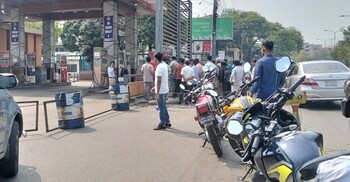 বন্ধ পেট্রোল পাম্পের সামনেও তেল নিতে দীর্ঘ লাইন