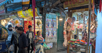 শুধু ‘দোকানেই নিষিদ্ধ’ আতশবাজি বিক্রি, চিপা গলিতে মিলছে দেদারসে