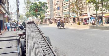 পুরান ঢাকায় রাস্তা ফাঁকা, রিকশার উপস্থিতি তুলনামূলক বেশি