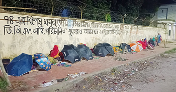 রাজশাহীতে ওএমএস চালের জন্য রাতভর লাইনে সাধারণ মানুষ