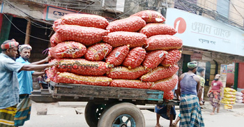 পেঁয়াজের দামে হঠাৎ মৌসুম শেষের অস্থিরতা