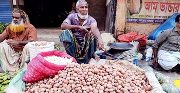 সপ্তাহের ব্যবধানে কেজিপ্রতি ৪৫ টাকা বেড়েছে পেঁয়াজের দাম