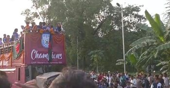 Crowds cheer SAFF-winners on open-top bus