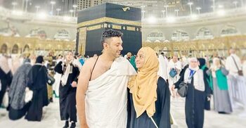 স্বামীকে নিয়ে ওমরাহ পালন করলেন স্পর্শিয়া