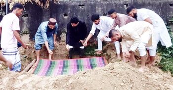 ঈদের দিনও পরম মমতায় বেওয়ারিশ বৃদ্ধের দাফন করলো ‘ব্রাহ্মণবাড়িয়া বাতিঘর’