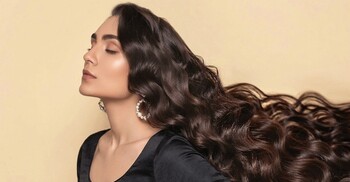 কোঁকড়া চুল লম্বা করতে চাইলে ব্যবহার করুন ঘরোয়া প্যাক