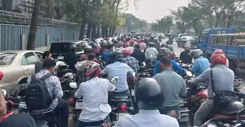 ভিড় কমেনি ফিলিং স্টেশনে, ধীরে ধীরে বড় হচ্ছে যানবাহনের লাইন