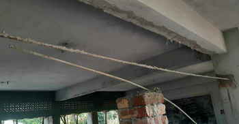 স্কুলভবনের লিনটেল ভেঙে মাত্র দুই রড পেলেন এলাকাবাসী