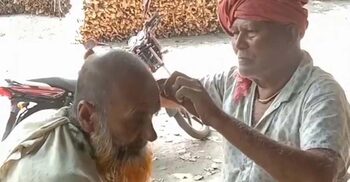 টুল-পিঁড়িতে চুল কেটে ৫০ বছর পার আনন্দ শীলের