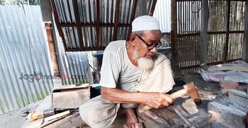 ৭ দশক ধরে কামার পেশায় মজিবর রহমান