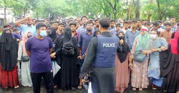 পাবনায় শিক্ষার্থীদের গণমিছিলে পুলিশের সহযোগিতা
