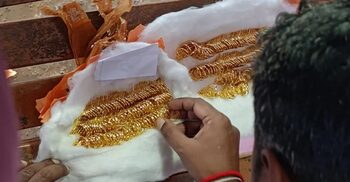 তুলায় মুড়িয়ে পাচার করছিলেন ২০০ সোনার আংটি, নারী আটক