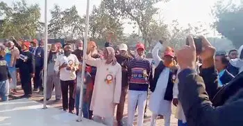 বিজয়স্তম্ভে ফুল দিয়ে মুক্তিযোদ্ধাদের জয় বাংলা স্লোগান, উত্তেজনা