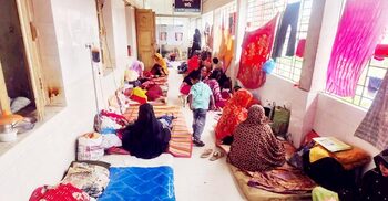 হাসপাতালের মেঝেতে গাদাগাদি করে চলছে হাম আক্রান্ত শিশুর চিকিৎসা