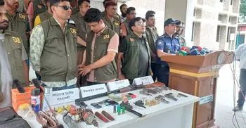 সেলাই মেশিন মেরামতের আড়ালে আগ্নেয়াস্ত্রের কারখানা, আটক ৩