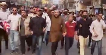 কার্যালয়ে আগুন দেওয়ায় আ’লীগ নেতাকর্মীদের বিক্ষোভ মিছিল