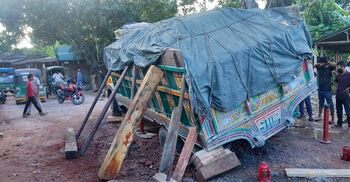 সড়কের গর্তে ১৫ ঘণ্টা ধরে আটকে আছে ট্রাকের চাকা, যানচলাচল বন্ধ