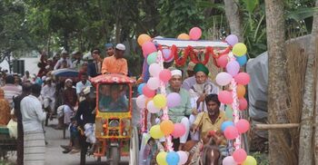 পাবনায় ঘোড়ার গাড়িতে ইমামের রাজকীয় বিদায়