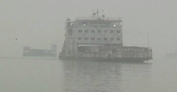 ঘন কুয়াশায় মাঝ যমুনায় আটকে আছে ফেরি