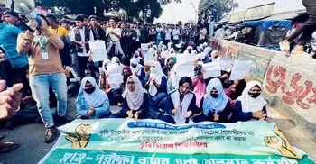 ঈশ্বরদীতে শিক্ষার্থীদের সড়ক অবরোধ, তীব্র যানজট