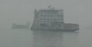 আরিচা-কাজিরহাট নৌরুটে কুয়াশায় মাঝ নদীতে আটকে আছে ৩ ফেরি